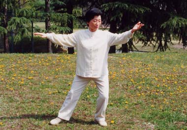 太極24式をする持田さん
